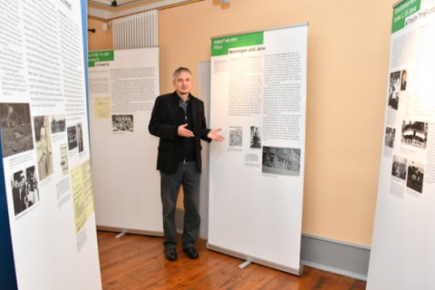 Museumsleiter in der Sonderausstellung im Museum