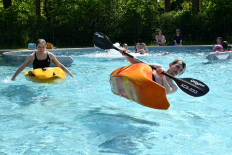 Kanuten zeigen im Nichtschwimmerbecken, was sie können.