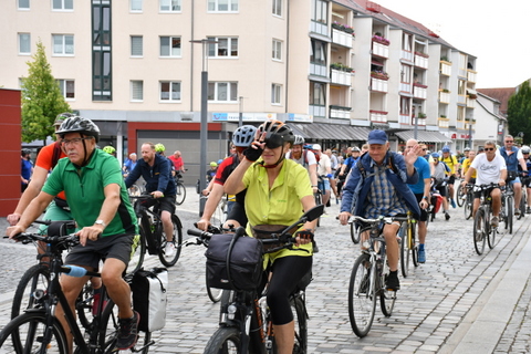 Teilnehmer:innen nach dem Start der Tour.