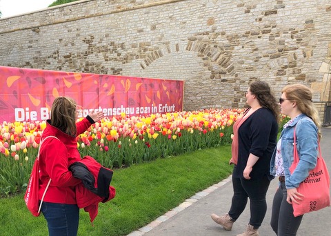 Svenja Meyer und Nora Probst vor dem Eingang zum Petersberg