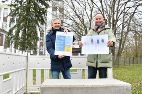 Dr. Hans-Diether Dörfler (l.) und Stefan Schmidt zeigen am Vitrinensockel Vorlagen für Texttafeln zum Audioguide.