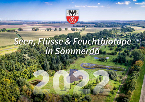 Wandkalender Sömmerda 2022 zeigt Blicke von oben auf Wasser- und Grünflächen in und um Kreisstadt