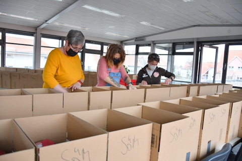 Frauen packen die Päckchen