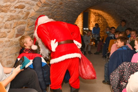 Weihnachtsmann überrasche 2c der Lindenschule. 