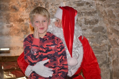 Weihnachtsmann überrasche 2c der Lindenschule. 