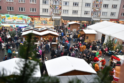 Blick vom Rathausfenster auf den Weihnachtsmarkt 